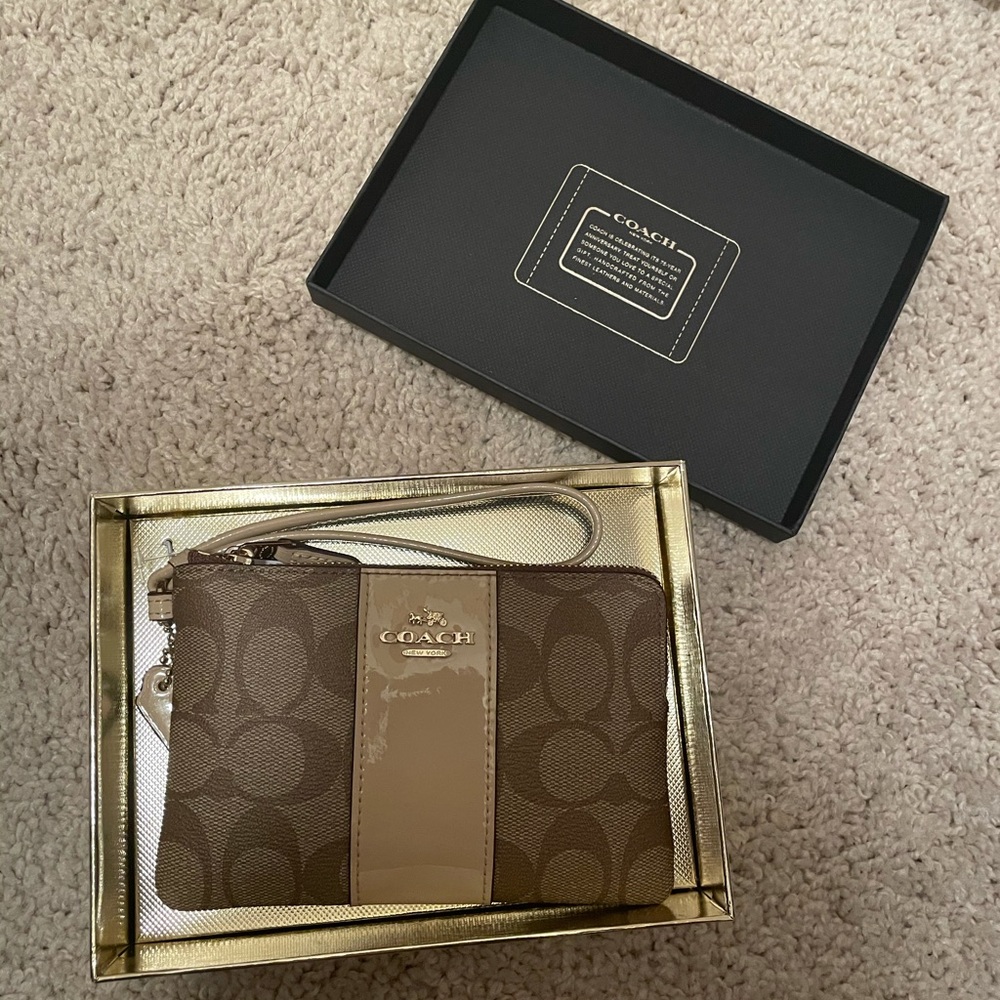 BOXED CORNER ZIP WRISTLET IN SIGNATURE F54460